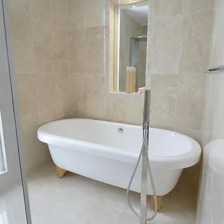 Nyaraló Stylish 3br Wiz Private Garden & Parking *