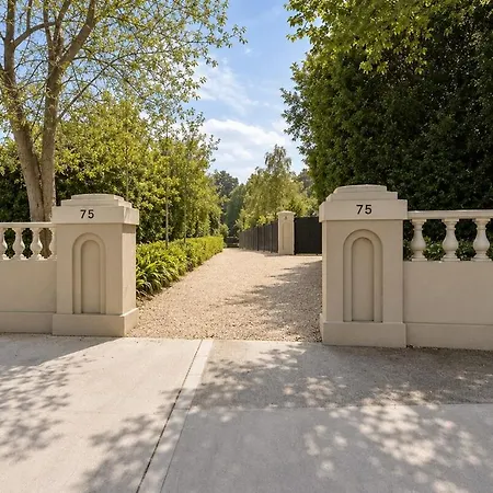 Nyaraló Stylish 3br Wiz Private Garden & Parking