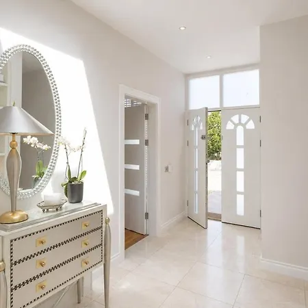 Nyaraló Stylish 3br Wiz Private Garden & Parking *
