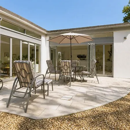 Stylish 3br Wiz Private Garden & Parking Dublin