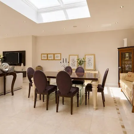 Nyaraló Stylish 3br Wiz Private Garden & Parking *