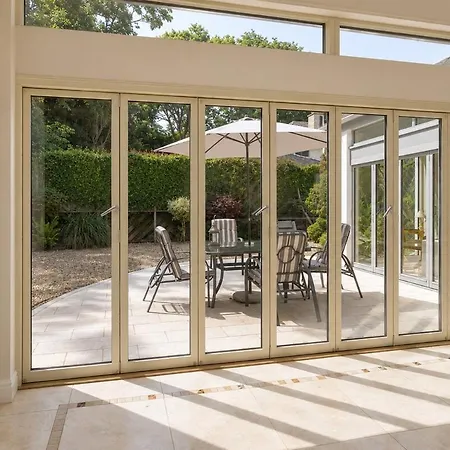 Stylish 3br Wiz Private Garden & Parking Nyaraló