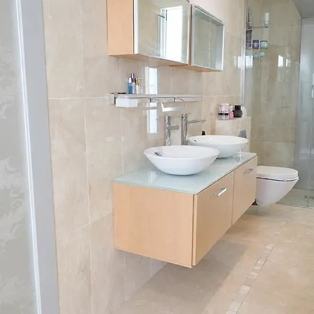 Stylish 3br Wiz Private Garden & Parking Nyaraló *