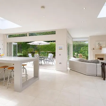 Nyaraló Stylish 3br Wiz Private Garden & Parking