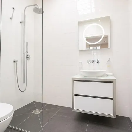 Nyaraló Stylish 3br Wiz Private Garden & Parking