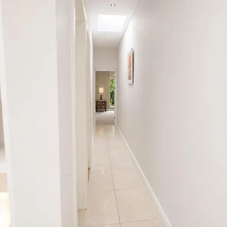 Stylish 3br Wiz Private Garden & Parking Nyaraló