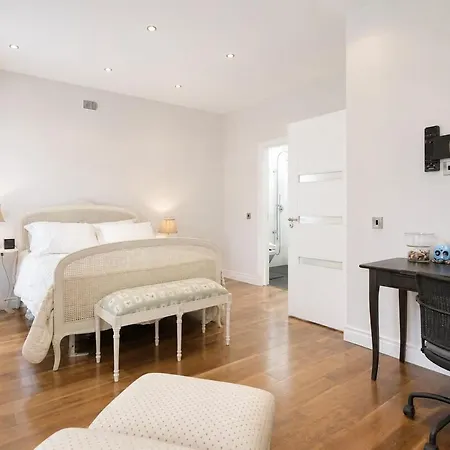 Stylish 3br Wiz Private Garden & Parking Nyaraló